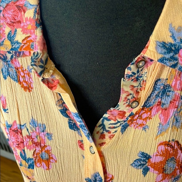 Floral Button-Up Blouse - Picture 4 of 6